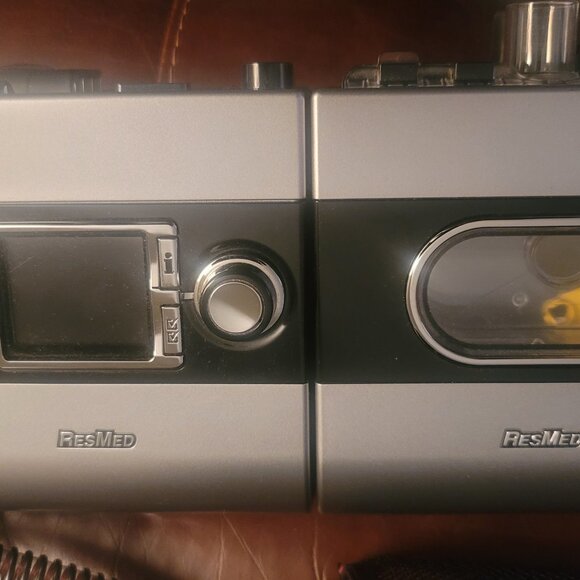 RESMED S9 W/ H5I HUMIDIFIER CPAP W/ CASE (8482 MACHINE RUN HOURS) W/ ACCESSORIES - Picture 8 of 15